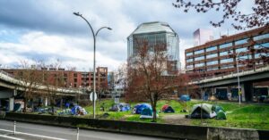 Illustration de Chaos à Paris : un campement de sans-abri évacué dans l'indifférence Paris-homeless-camp