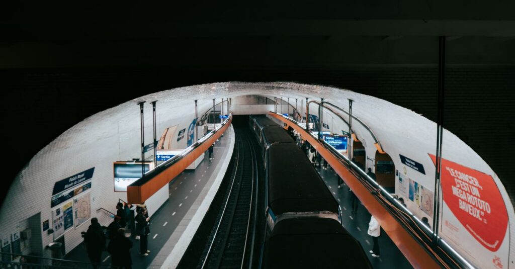 Illustration de Métro parisien : la mise en scène grotesque des politiques Paris-subway-politics