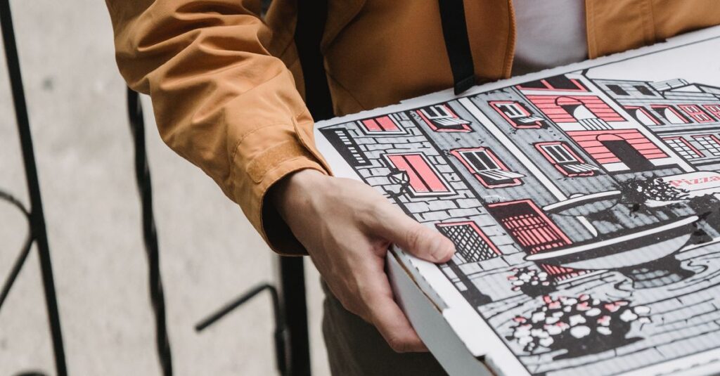Illustration de Emballages : l'UE impose des règles, un chaos prévisible Pizza-box-plastic-packaging