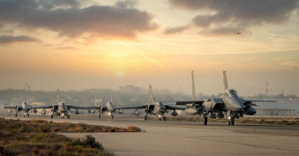 Illustration de Chaos en Syrie : Israël défie Washington avec des frappes aériennes Syria-airbase-attack