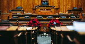 Illustration de Fin de vie : la crédibilité des juges en péril courtroom-justice-conflict