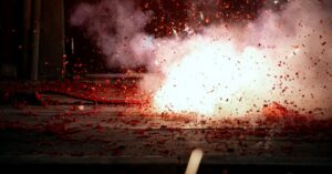 Illustration de Chaos à Gruissan : trois artificiers blessés, le spectacle annulé ! fireworks-truck-explosion-1