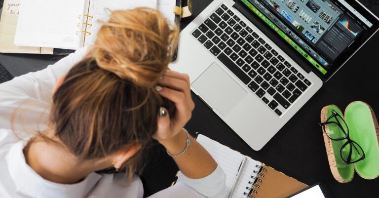 frustrated-person-computer-screen