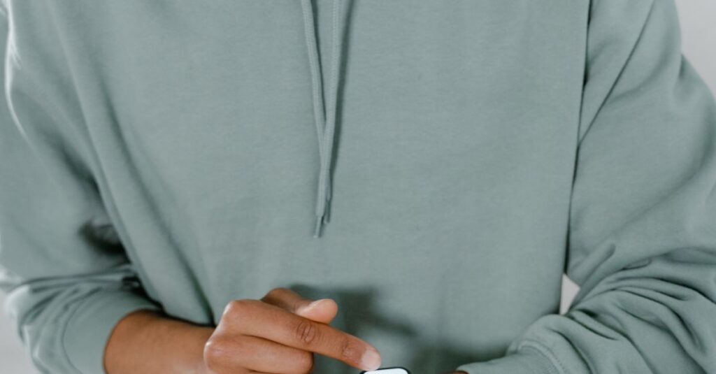 Illustration de L'obsession connectée: quand la santé vire au cauchemar numérique man-looking-smartwatch