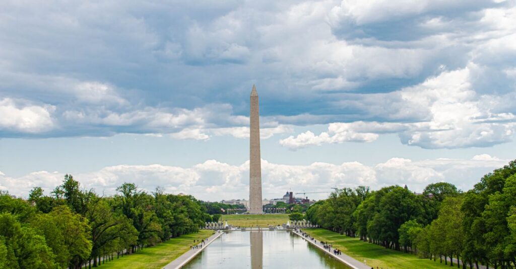 Illustration de Le scandale du Reflecting Pool : Trump accusé de travaux bâclés reflecting-pool-washington-damage