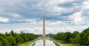 Illustration de Le scandale du Reflecting Pool : Trump accusé de travaux bâclés reflecting-pool-washington-damage