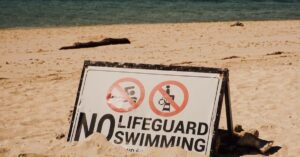 Illustration de Baignade interdite : l'amende explose, une répression aveugle swimming-forbidden-danger