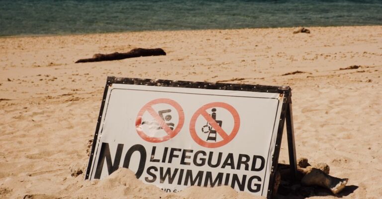 Illustration de Baignade interdite : l'amende explose, une répression aveugle swimming-forbidden-danger