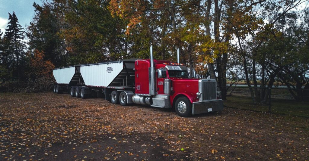 Illustration de Tragédie dans le Beaujolais : un jeune vendangeur tué, la sécurité en question tractor-trailer-accident-1
